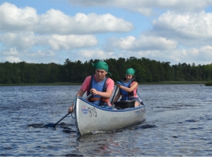 Pfadfinder auf Kanutour und Kajaktour auf dem See Åsnen in Schweden